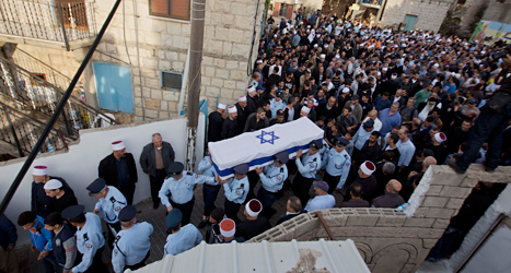 Kistan med en av de dödade israelerna bärs till begravningen.
Foto: Ariel Schalit/TT.